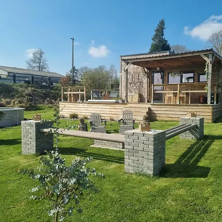 Tiny Housse Serenity Avec Jacuzzi Et Piscine Lodge Tinlot